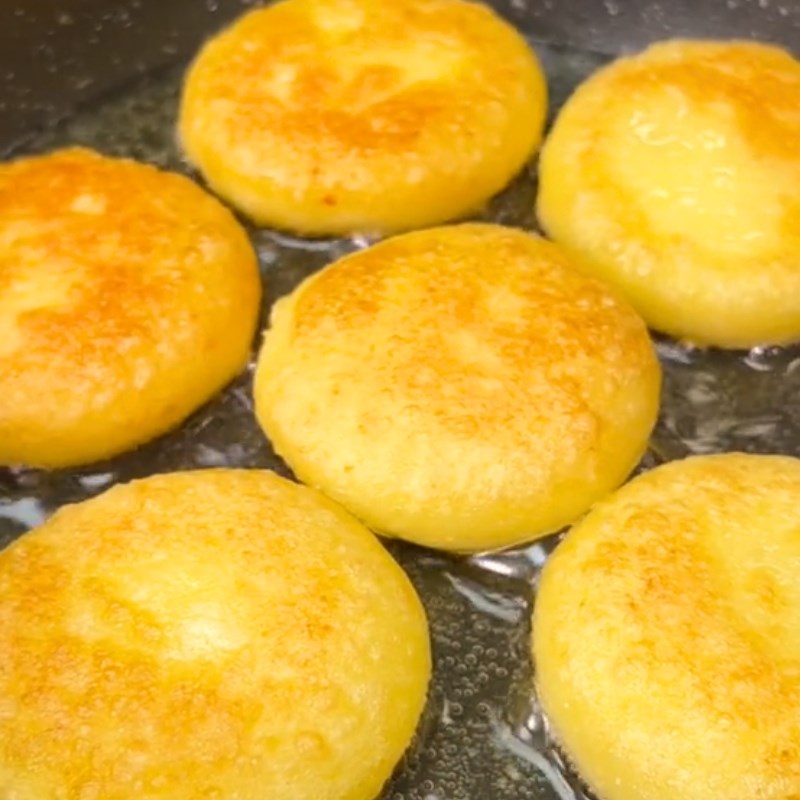 Bước 2 Làm bánh Bánh khoai tây phô mai (Công thức được chia sẻ từ Tiktik Cách Nấu Ngon cùng Cách Nấu Ngon)