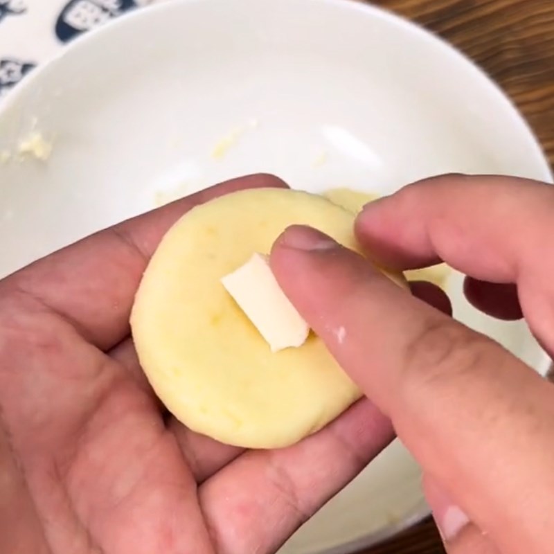 Bước 2 Làm bánh Bánh khoai tây phô mai (Công thức được chia sẻ từ Tiktik Cách Nấu Ngon cùng Cách Nấu Ngon)