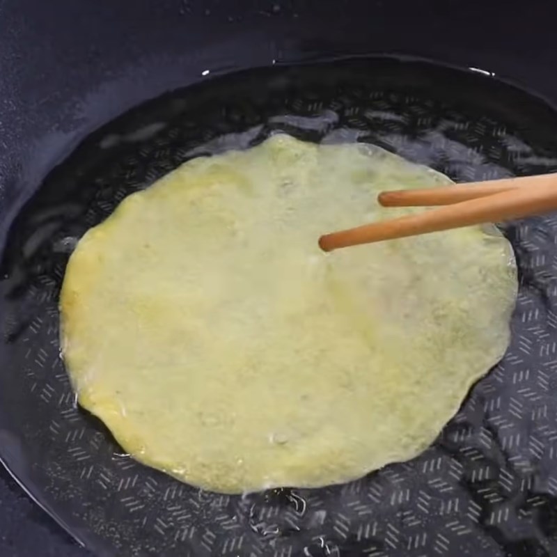 Bước 5 Làm bánh xèo Bánh xèo bằng bánh tráng