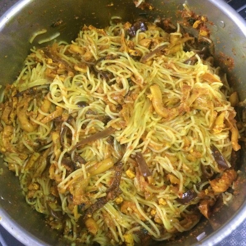 Bước 3 Làm bún xào nghệ Bún xào nghệ chay