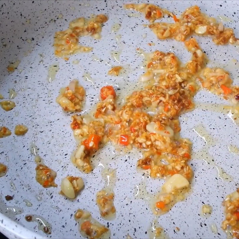 Bước 4 Làm cá hồi chiên nước mắm Đầu cá hồi chiên nước mắm