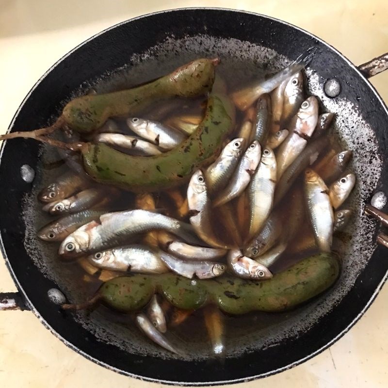 Bước 3 Làm cá linh kho me Cá linh kho me