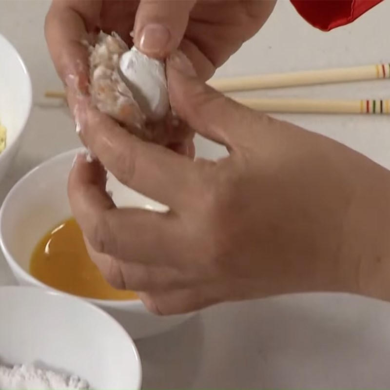 Bước 4 Làm cá viên bọc trứng Cá viên trứng cút chiên mè