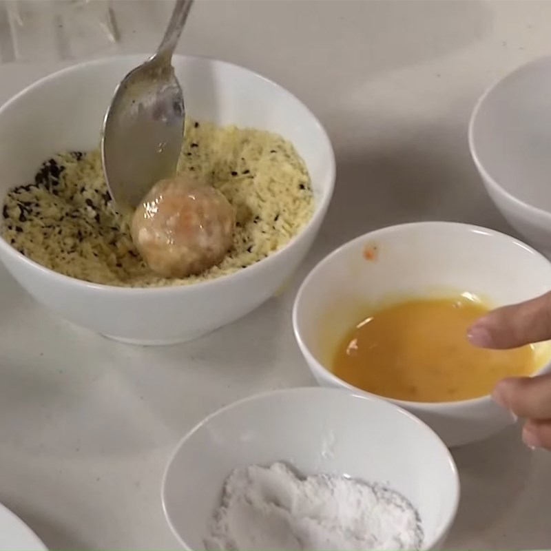 Bước 4 Làm cá viên bọc trứng Cá viên trứng cút chiên mè