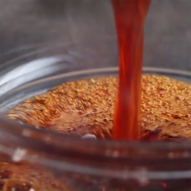 Bước 1 Làm caramel Pudding caramel bánh mì