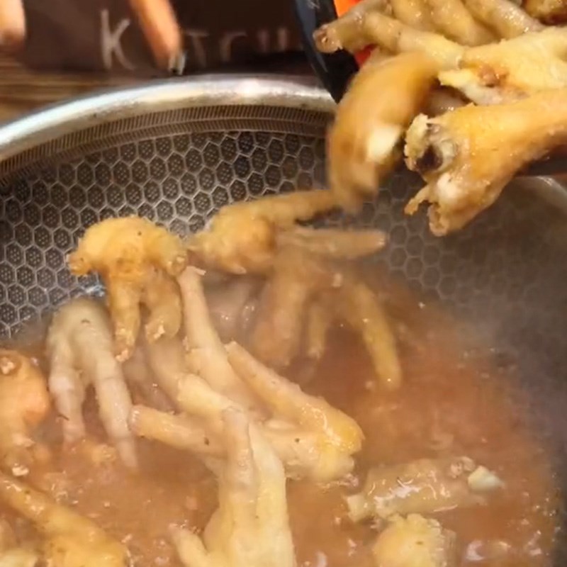 Bước 4 Làm chân gà xào cay Chân gà xào cay (Công thức được chia sẻ từ TikTok Vào Bếp cùng Cách Nấu Ngon)