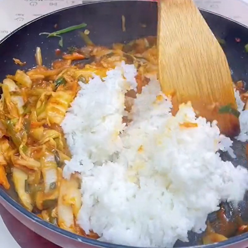 Bước 2 Làm cơm rang kim chi Cơm rang kim chi (Công thức được chia sẻ từ TikTok Cách Nấu Ngon cùng Cách Nấu Ngon)
