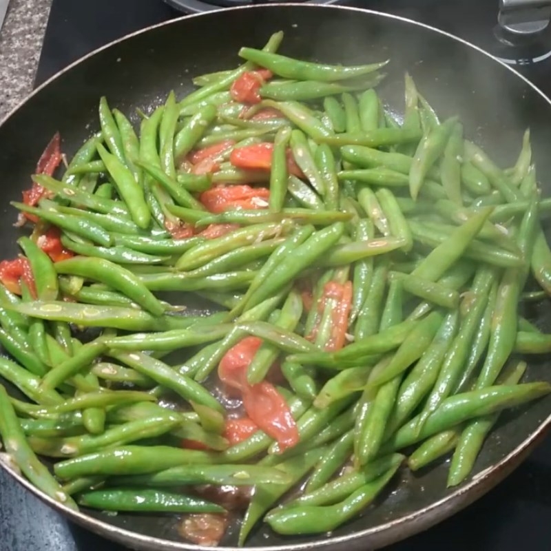 Bước 3 Làm đậu que xào cà chua Đậu que xào cà chua