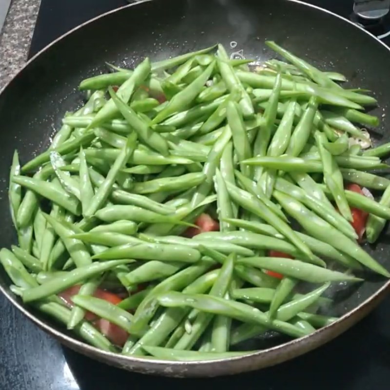 Bước 3 Làm đậu que xào cà chua Đậu que xào cà chua