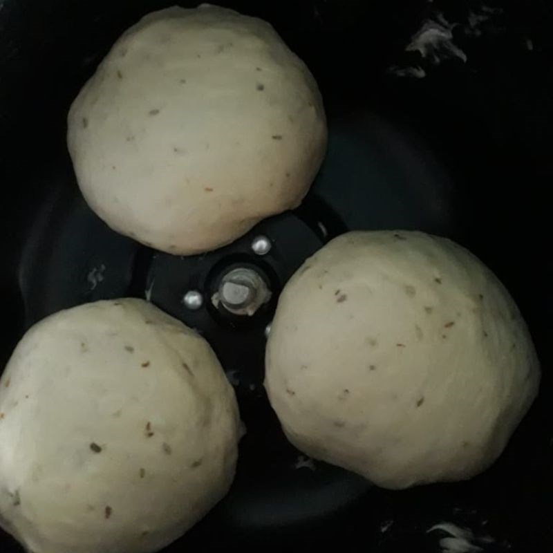 Bước 1 Làm đế bánh pizza Pizza hải sản phô mai (công thức được chia sẻ từ người dùng)