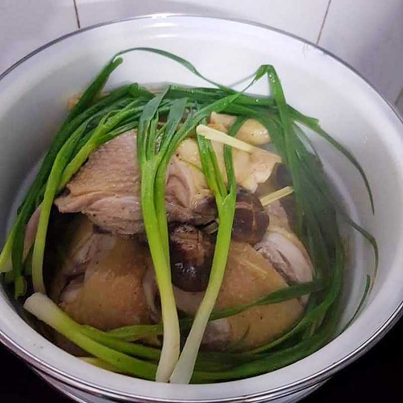 Bước 2 Làm gà hấp hành Gà hấp hành