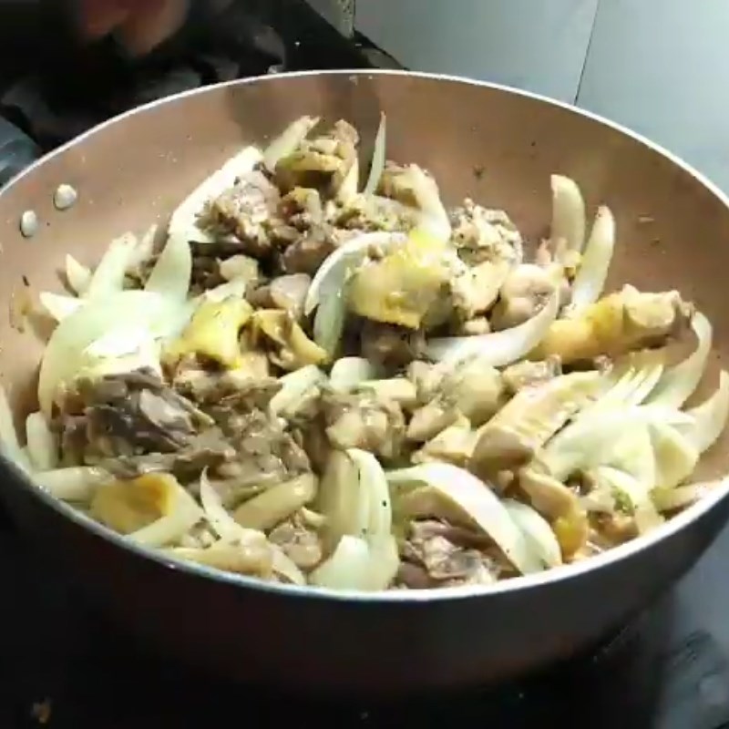Bước 4 Làm gà xào Gà xào hành tây