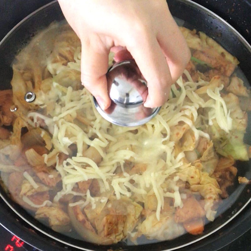 Bước 4 Làm gà xào phô mai Gà xào phô mai