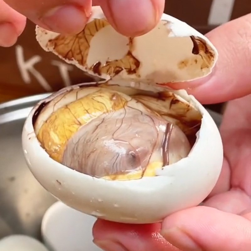 Bước 3 Làm hột vịt lộn nướng Hột vịt lộn nướng (Công thức được chia sẻ từ TikTok Cách Nấu Ngon cùng Cách Nấu Ngon)