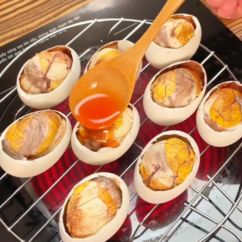 Bước 3 Làm hột vịt lộn nướng Hột vịt lộn nướng (Công thức được chia sẻ từ TikTok Cách Nấu Ngon cùng Cách Nấu Ngon)