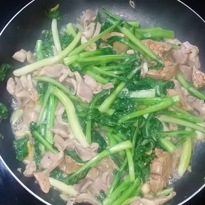 Bước 4 Làm lòng gà xào cải Lòng gà xào rau cải