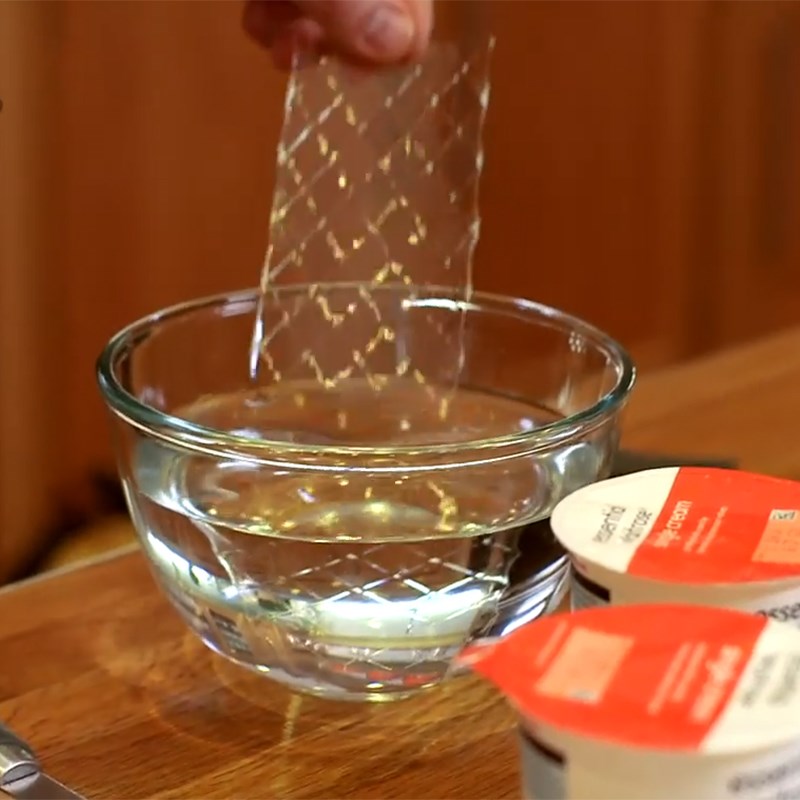 Bước 2 Làm lớp thạch mận Panna cotta mận dừa