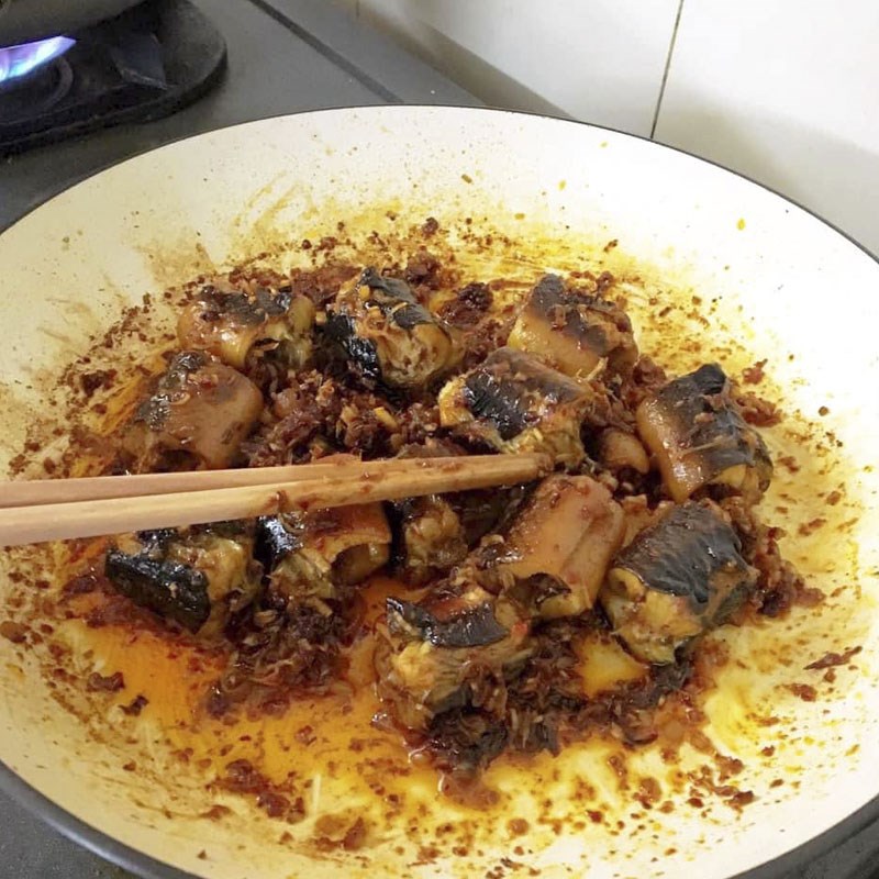 Bước 3 Làm lươn xào sả ớt Lươn xào sả ớt trà khô