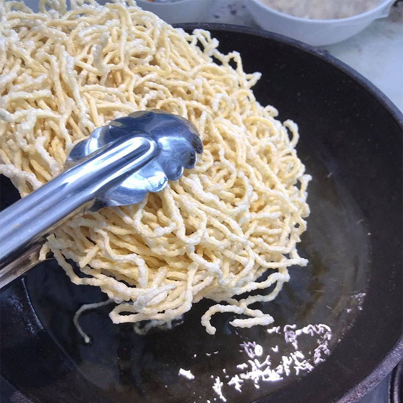 Bước 4 Làm mì xào giòn thập cẩm Mì xào giòn thập cẩm
