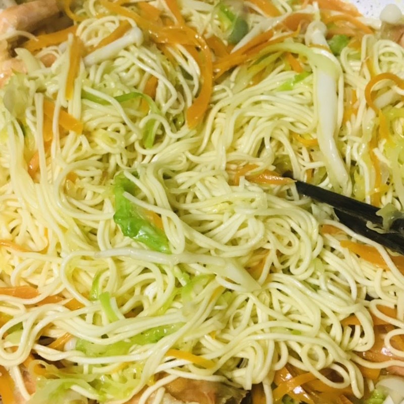 Bước 3 Làm mì xào tôm rau củ Mì xào tôm rau củ