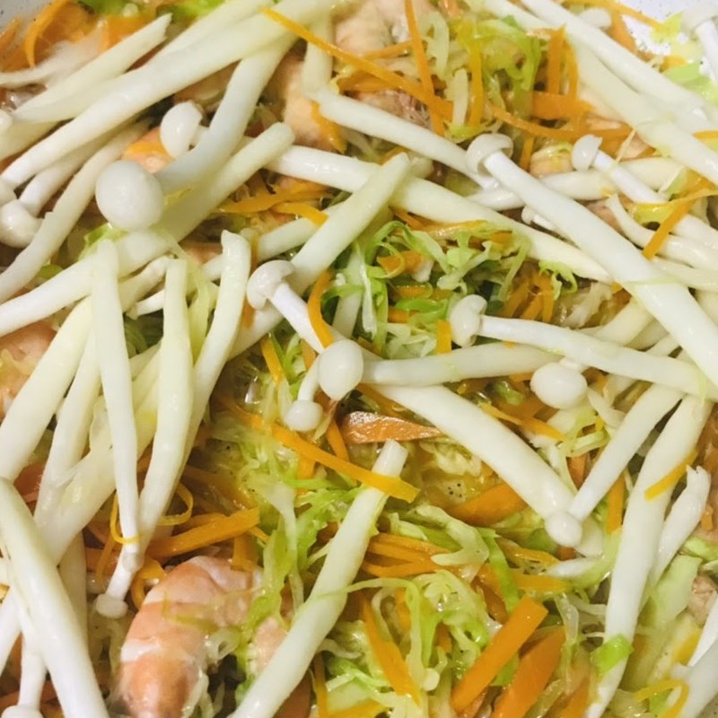 Bước 3 Làm mì xào tôm rau củ Mì xào tôm rau củ