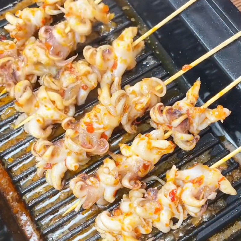 Bước 2 Làm mực nướng sa tế Mực nướng sa tế (Công thức được chia sẻ từ TikTok Cách Nấu Ngon cùng Cách Nấu Ngon)
