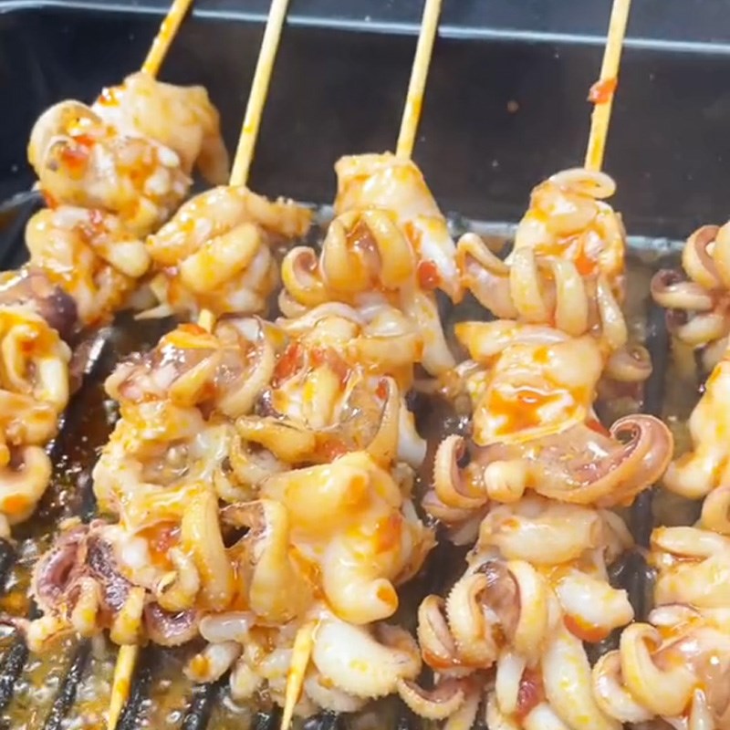 Bước 2 Làm mực nướng sa tế Mực nướng sa tế (Công thức được chia sẻ từ TikTok Cách Nấu Ngon cùng Cách Nấu Ngon)