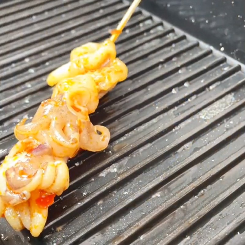 Bước 2 Làm mực nướng sa tế Mực nướng sa tế (Công thức được chia sẻ từ TikTok Cách Nấu Ngon cùng Cách Nấu Ngon)