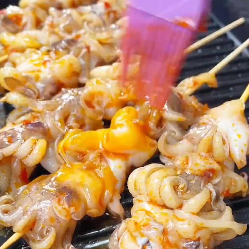 Bước 2 Làm mực nướng sa tế Mực nướng sa tế (Công thức được chia sẻ từ TikTok Cách Nấu Ngon cùng Cách Nấu Ngon)