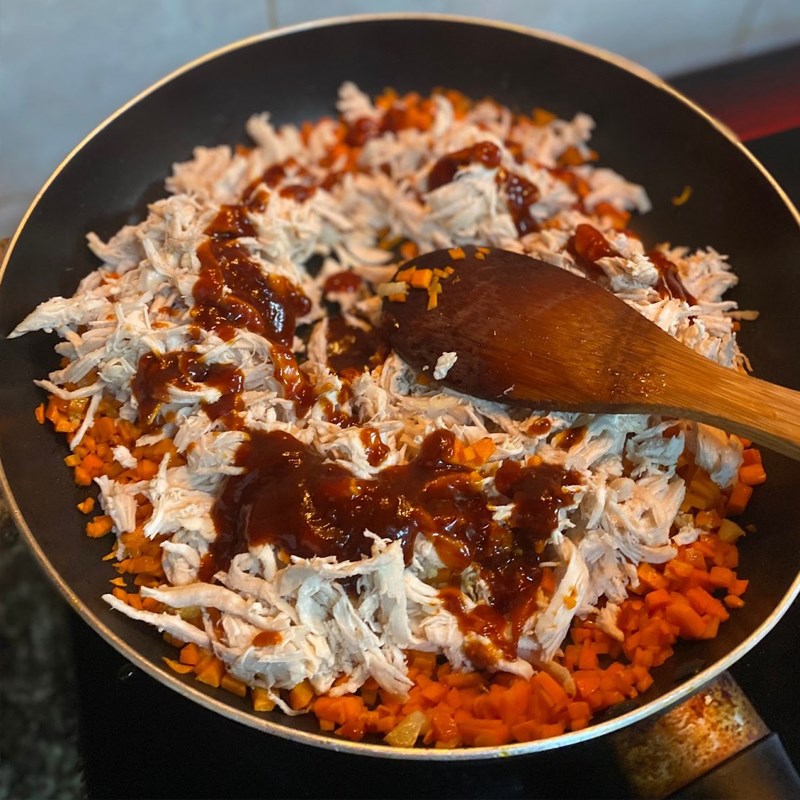 Bước 3 Làm nhân gà xá xíu Bánh mì nhân thịt gà (công thức được chia sẻ từ người dùng)
