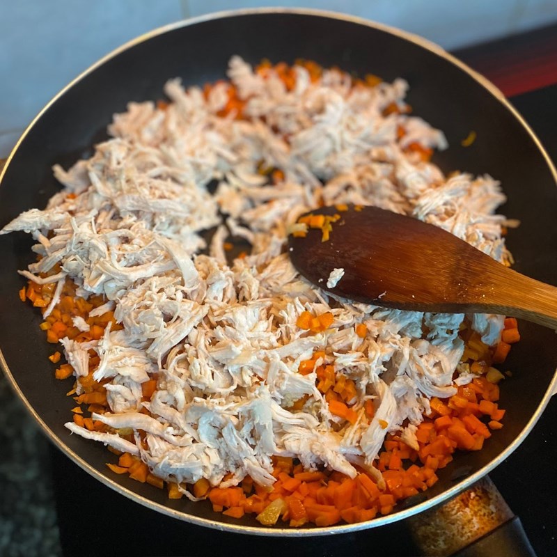 Bước 3 Làm nhân gà xá xíu Bánh mì nhân thịt gà (công thức được chia sẻ từ người dùng)