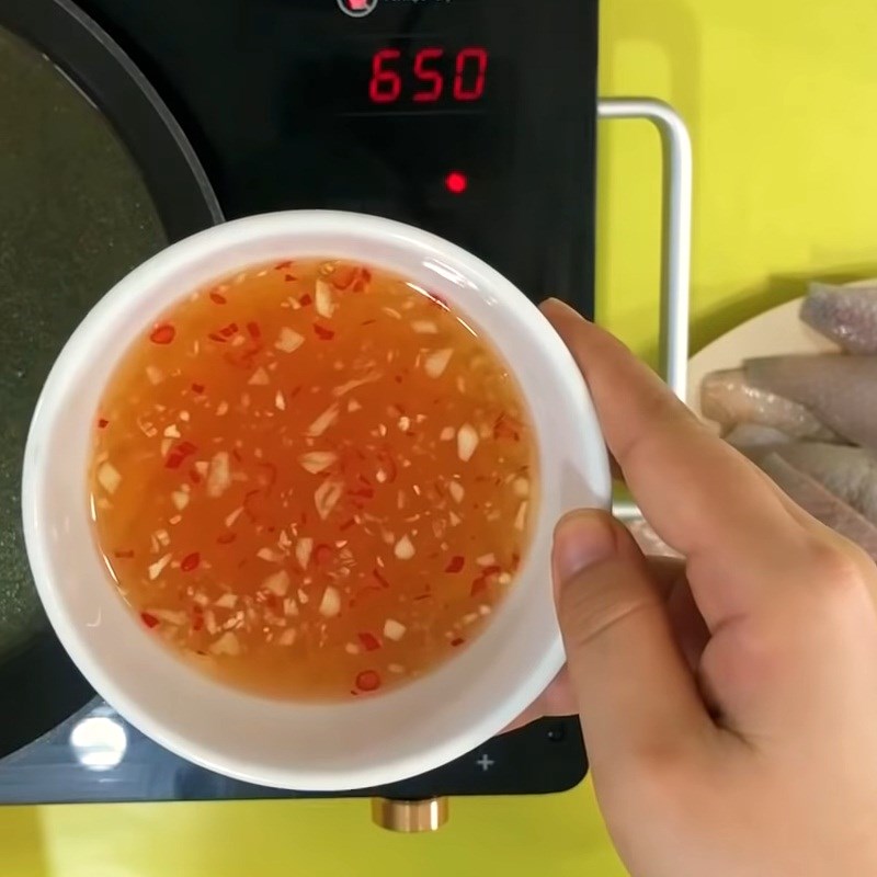 Bước 2 Làm nước chấm Cá mó chiên giòn