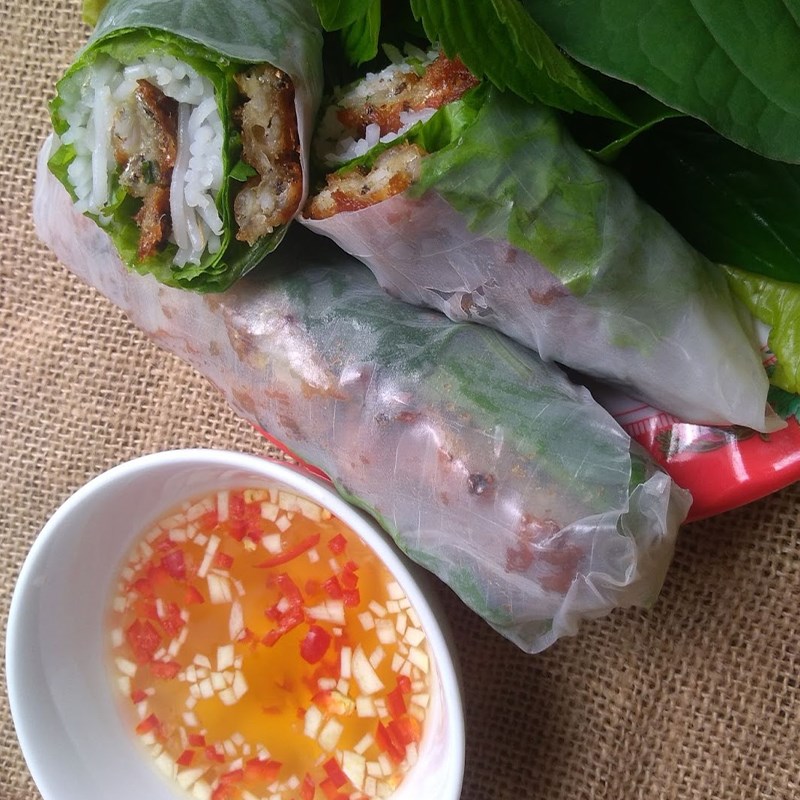 Bước 3 Làm nước chấm và hoàn thành Cá cơm chiên bột cuốn bánh tráng rau sống
