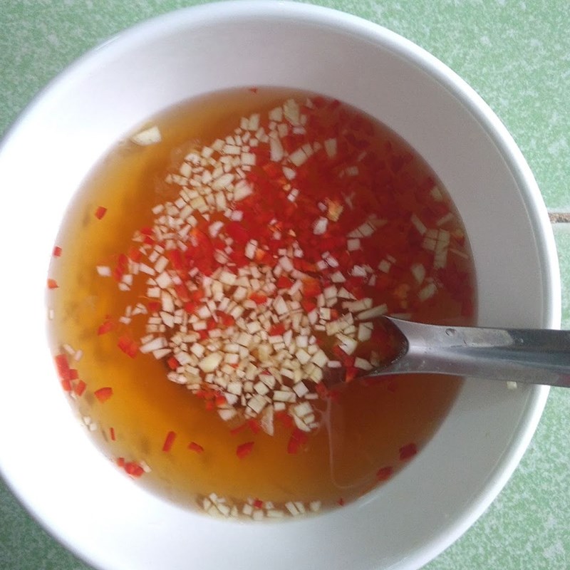 Bước 3 Làm nước chấm và hoàn thành Cá cơm chiên bột cuốn bánh tráng rau sống