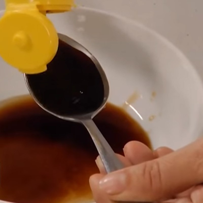Bước 3 Làm nước sốt và xào thịt bò Bún gạo xào thịt bò