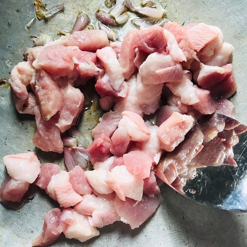 Bước 3 Xào thịt Cá bớp kho thịt ba chỉ
