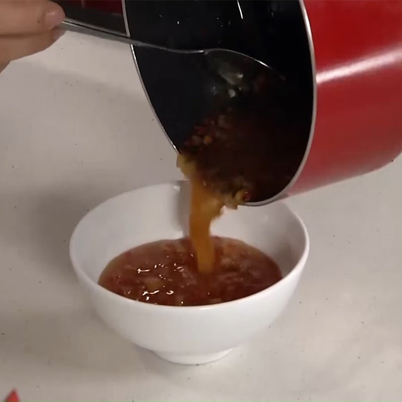 Bước 3 Làm nước sốt Cá viên trứng cút chiên mè