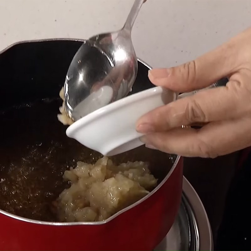 Bước 3 Làm nước sốt Cá viên trứng cút chiên mè