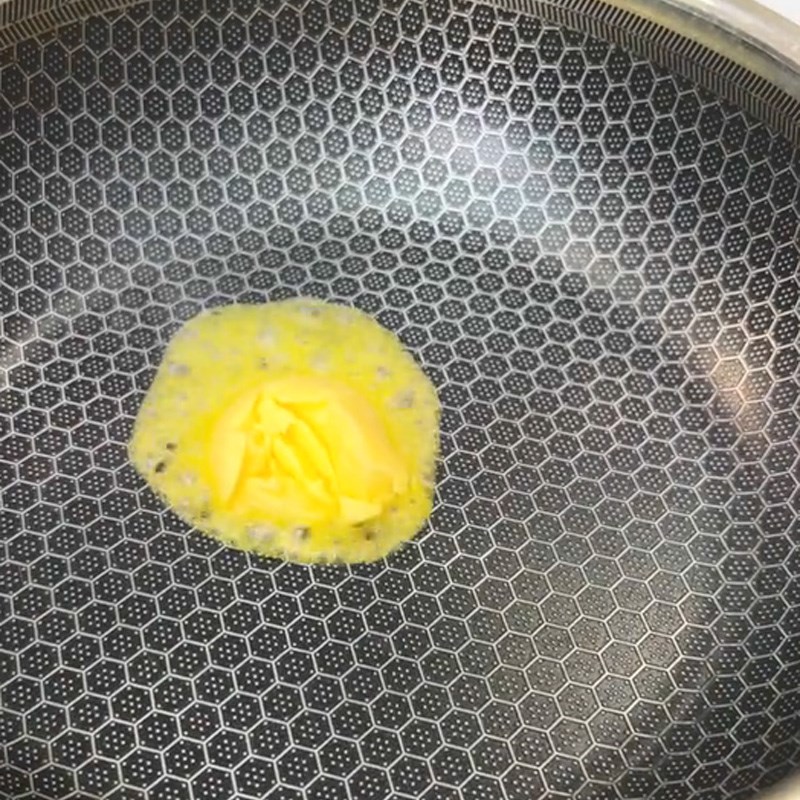 Bước 3 Làm nước sốt cay Chân gà xào cay (Công thức được chia sẻ từ TikTok Vào Bếp cùng Cách Nấu Ngon)