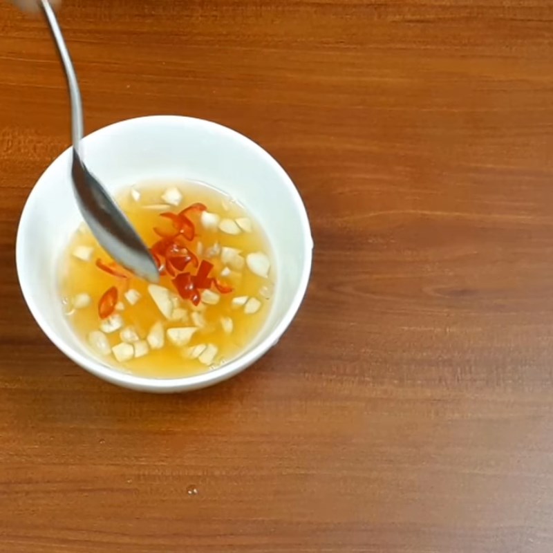 Bước 2 Làm nước sốt trộn gỏi Gỏi khổ qua tôm thịt