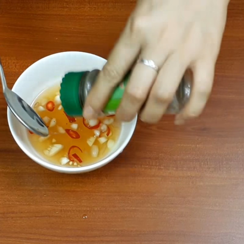 Bước 2 Làm nước sốt trộn gỏi Gỏi khổ qua tôm thịt