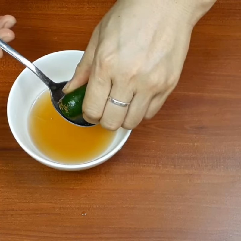 Bước 2 Làm nước sốt trộn gỏi Gỏi khổ qua tôm thịt