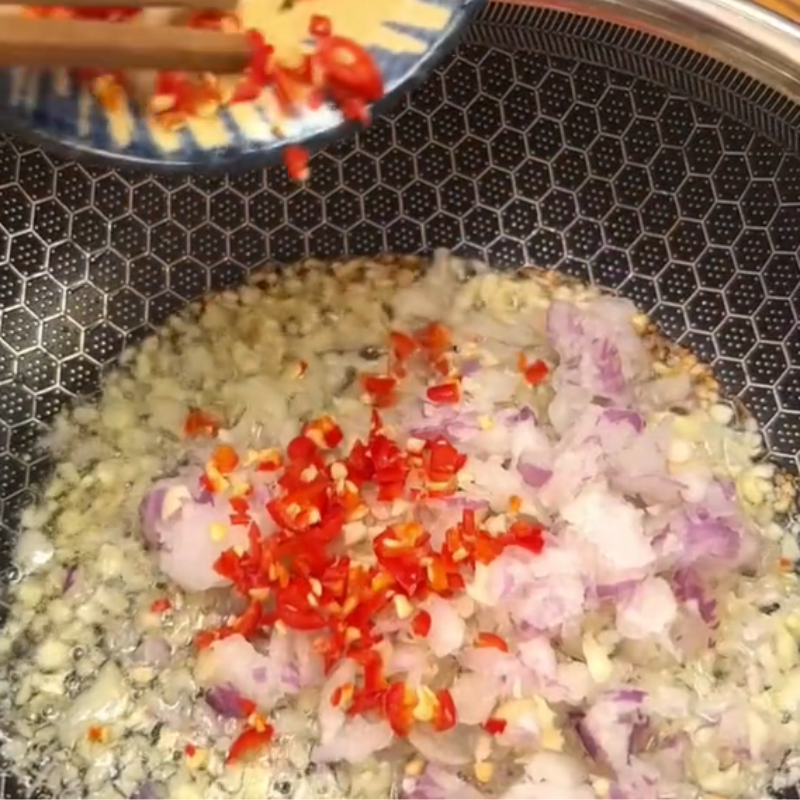 Bước 2 Làm nước sốt Tôm hấp tỏi (Công thức được chia sẻ tù Tiktok Cách Nấu Ngon cùng Cách Nấu Ngon)