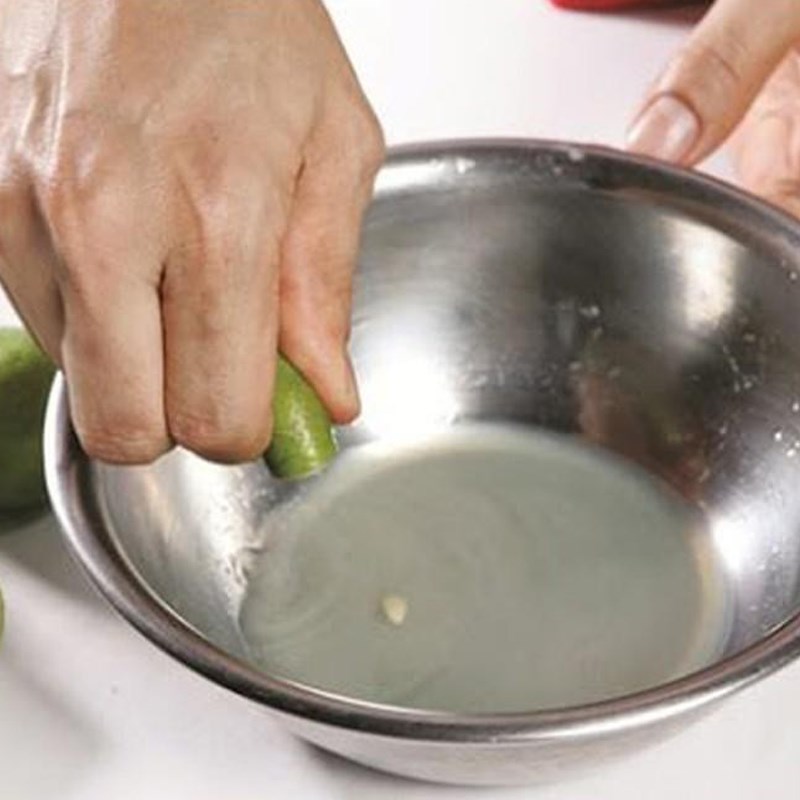 Bước 2 Làm nước trộn Salad cá ngừ rau mầm