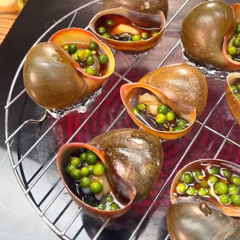 Bước 3 Làm ốc bươu nướng tiêu xanh Ốc bươu nướng tiêu xanh (Công thức được chia sẻ từ TikTok Cách Nấu Ngon cùng Cách Nấu Ngon)