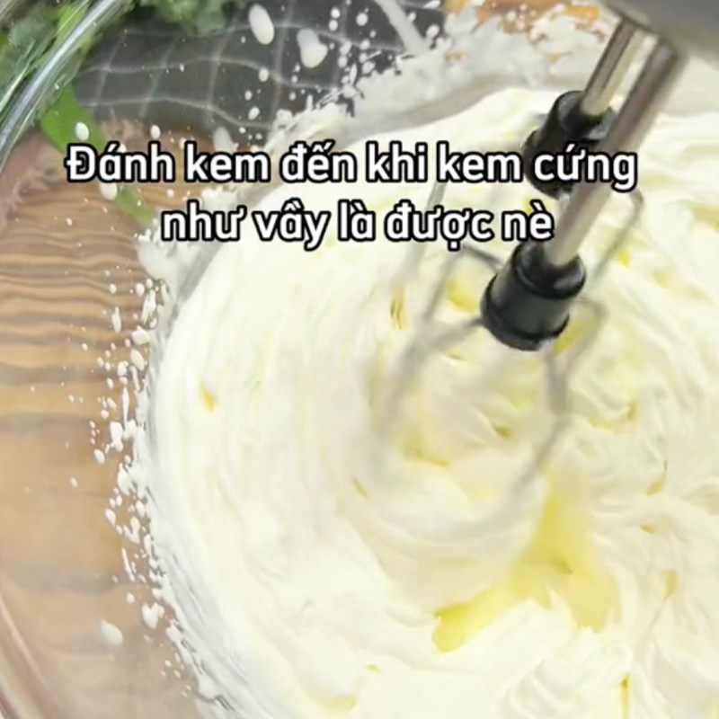 Bước 1 Làm phần kem tươi Bánh crepe cuộn sầu riêng (Công thức từ kênh tiktok Cách Nấu Ngon cùng Cách Nấu Ngon)
