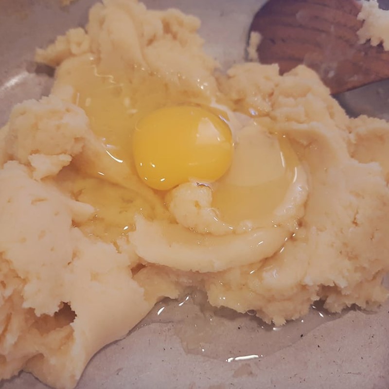 Bước 2 Làm phần vỏ bánh Bánh su kem (công thức được chia sẻ từ người dùng)