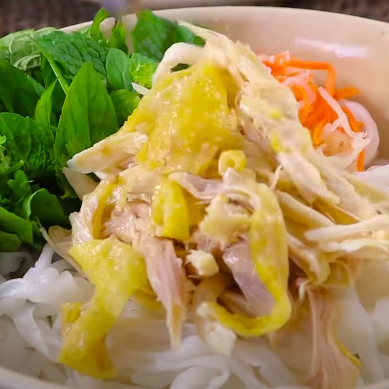 Bước 4 Làm phở trộn gà Phở gà trộn chua ngọt