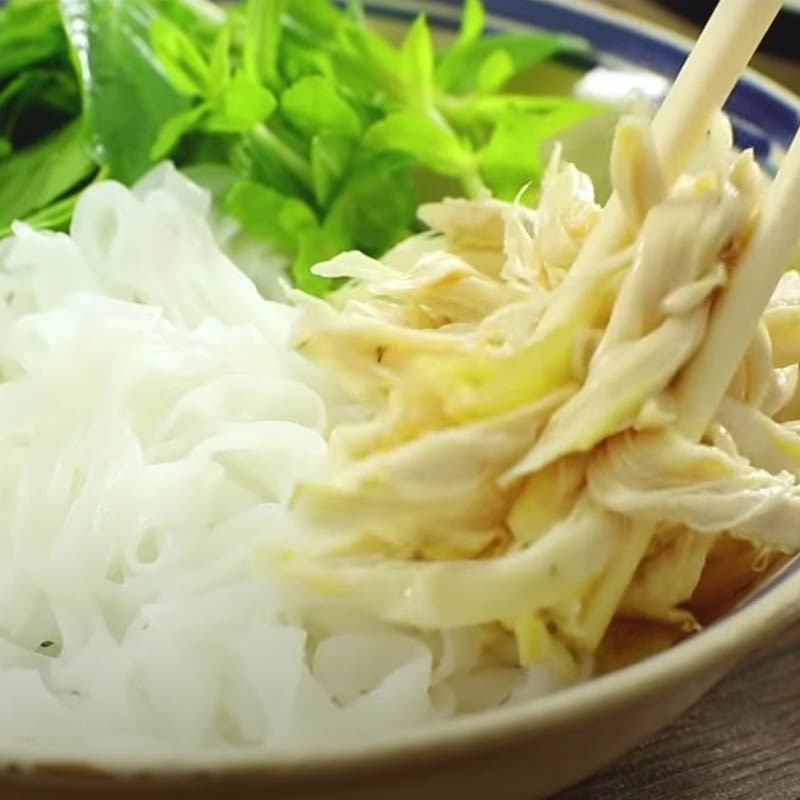 Bước 4 Làm phở trộn gà Phở gà trộn sa tế
