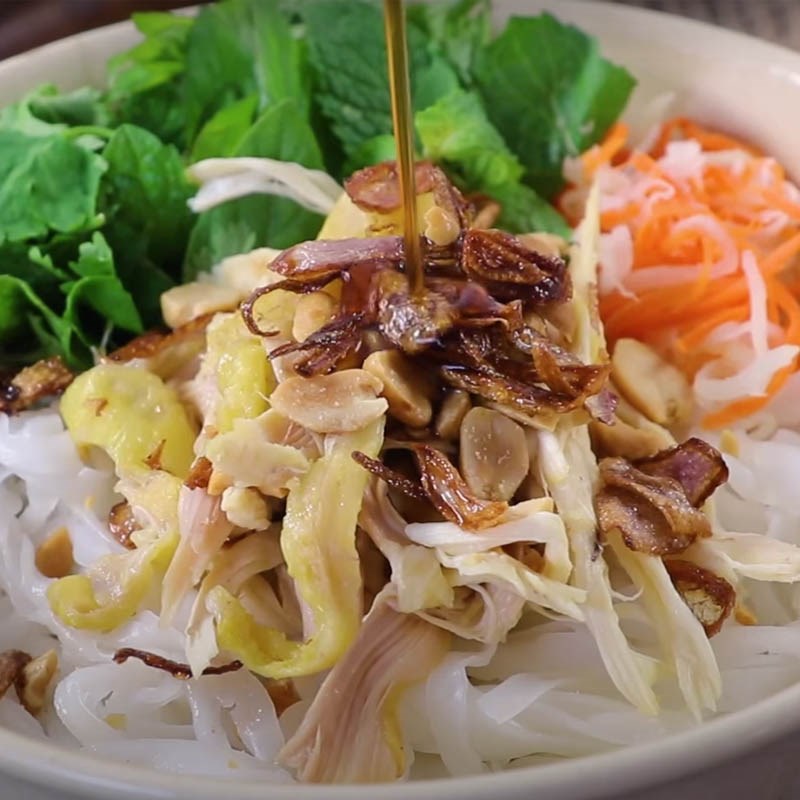 Bước 4 Làm phở trộn gà Phở gà trộn chua ngọt